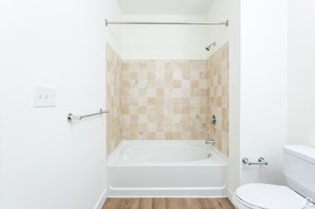Tile surrounds in baths